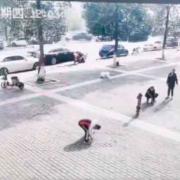 Niños provocan explosión al arrojar petardos a una alcantarilla en China