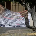 Dos lonas con presuntos mensajes atribuidos a la delincuencia organizada fueron localizadas durante la madrugada en distintos puntos de Cuautla.