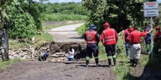 Lluvias desbordan barranca salada en Puente de Ixtla