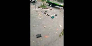 VIDEO. Mujer es arrastrada por corriente de agua y atropellada  en la CDMX 