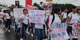 Marchan normalistas de Cuautla por desaparición de normalistas de Ayotzinapa