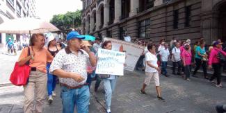 Organizaciones sociales y usuarios marchan para evitar aumento a tarifas de colectivos