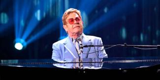 Elton John confiesa pérdida total de la vista durante estreno en Londres