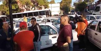 Taxistas bloquean Cuernavaca en protesta por altos cobros en refrendo, verificación y licencias