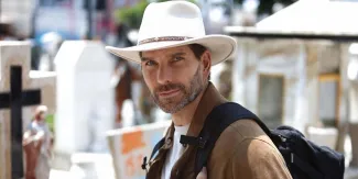 Arap Bethke explora el alma del Día de Muertos con la docuserie “Entre 2 Mundos”