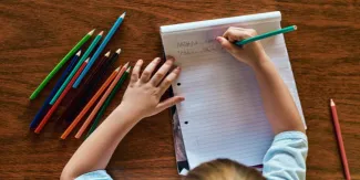 Sheinbaum pide regresar al lápiz y papel y restringir celulares en escuelas