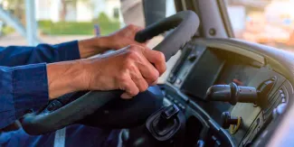 ¡Con todo y pasaje! Conductor persigue a su pareja tras cacharla con su amante