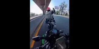 Motociclista choca a su novia y casi la lanza bajo un microbús que pasaba. VIDEO