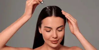 Sérums con péptidos para el cabello: qué sí pueden hacer contra la caída
