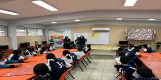 Alumnos recibieron orientación para identificar señales de alerta y fortalecer redes de apoyo ante crisis emocionales.