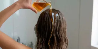 ¿Sirve el vinagre para el cabello? Beneficios, mitos y riesgos de uso