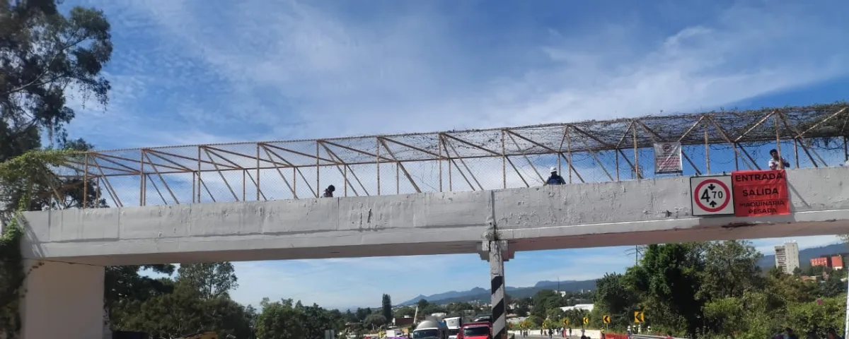 Habitantes de Chamilpa volvieron a cerrar la México-Cuernavaca para exigir una solución al desabasto provocado por daños recurrentes en la red hidráulica.