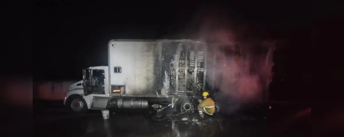 Bomberos de Yautepec atienden incendio de tractocamión