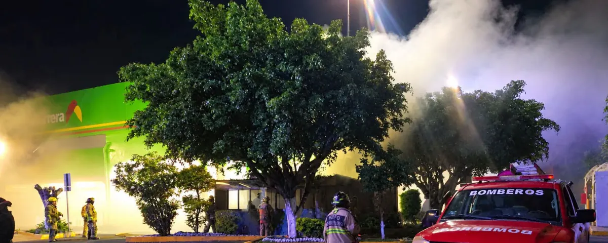 El fuego destruyó el área administrativa de un estacionamiento de Bodega Aurrerá; la posible relación con cobro de piso permanece bajo investigación.