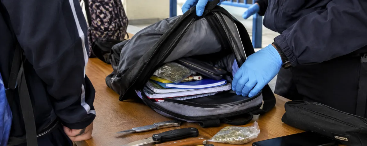 Revisión de mochilas en Morelos