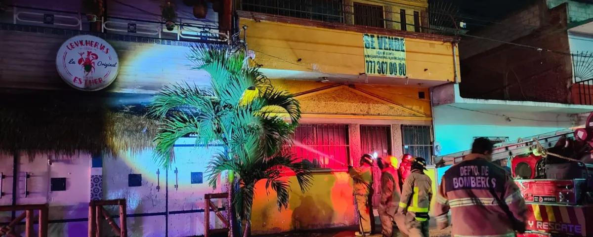 Bomberos controlan fuego en cevichería en Cuautla 