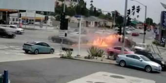 Deja 5 muertos Mercedes-Benz que se pasó el alto, chocó y se incendió