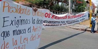 Jubilados bloquean Avenida Morelos frente a SAPAC; piden respeto a sus derechos y pago de prestaciones