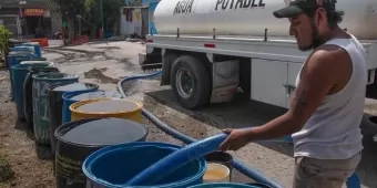 En colonias de Toluca se agrava la escasez de agua; pipas no se dan abasto