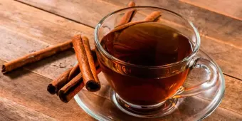 Estos son los beneficios del té de canela y laurel al tomarlo de noche