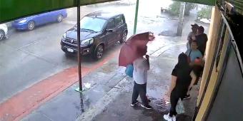 VIDEO. A sangre fría, sujetos disparan contra gente que se resguardaban de la lluvia en Cuernavaca 