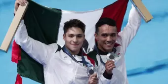 Osmar Olvera y Juan Celaya ganan MEDALLA de PLATA para México en Clavados