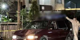 Hombre atropella a su vecino y lo lleva muerto en el techo del auto en NL