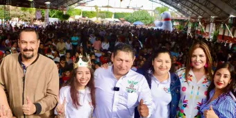 Celebran alcalde de Cuautla y presidenta del DIF a niños por el día de Reyes Magos