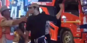 VIDEO. Hombre NOQUEA  a 5 sujetos en pelea callejera en Tailandia